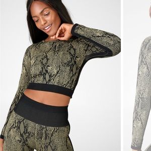 Army green snakeskin print sports bra, top, & leggings, size small! Worn once!